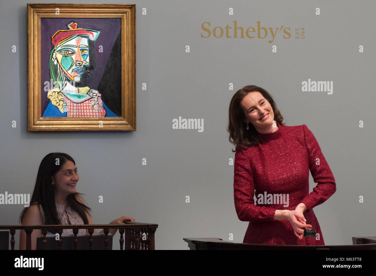 London, Großbritannien. 28. Februar 2018. Versteigerer Helena Newman verwaltet, Angebote für "Femme au Béret et à la robe Quadrillée (Marie-Thérèse Walter)'' von Pablo Picasso, (Est. von über $ 50 Mio.), die für einen Hammer Preis von GBP 44 m ($ 61.1 m) am Abend Verkauf von modernen, surrealistisch und Zeitgenössische Kunst bei Sotheby's in New Bond Street verkauft. Credit: Stephen Chung/Alamy leben Nachrichten Stockfoto