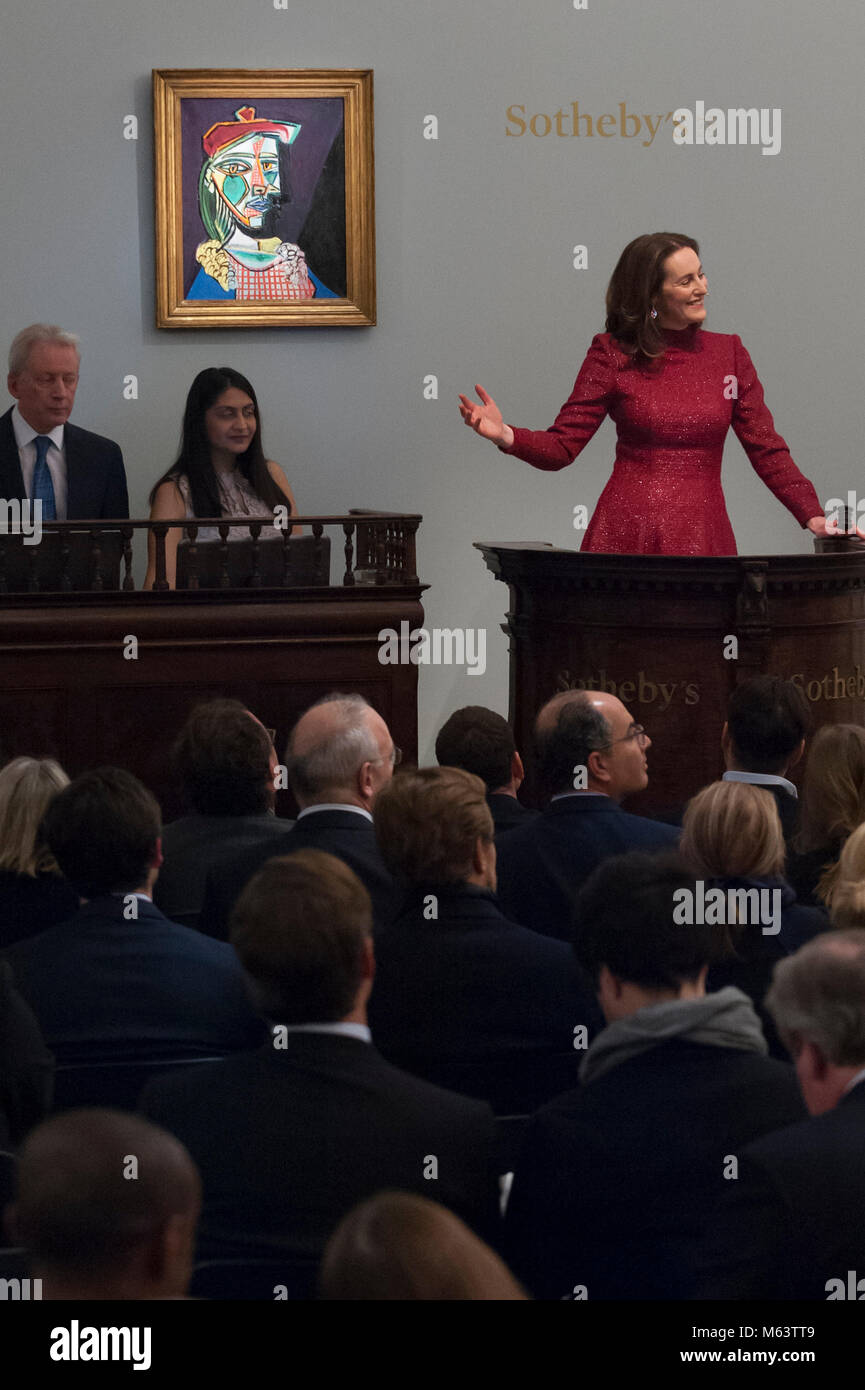 London, Großbritannien. 28. Februar 2018. Versteigerer Helena Newman verwaltet, Angebote für "Femme au Béret et à la robe Quadrillée (Marie-Thérèse Walter)'' von Pablo Picasso, (Est. von über $ 50 Mio.), die für einen Hammer Preis von GBP 44 m ($ 61.1 m) am Abend Verkauf von modernen, surrealistisch und Zeitgenössische Kunst bei Sotheby's in New Bond Street verkauft. Credit: Stephen Chung/Alamy leben Nachrichten Stockfoto