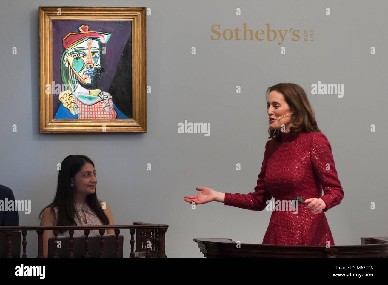 London, Großbritannien. 28. Februar 2018. Versteigerer Helena Newman verwaltet, Angebote für "Femme au Béret et à la robe Quadrillée (Marie-Thérèse Walter)'' von Pablo Picasso, (Est. von über $ 50 Mio.), die für einen Hammer Preis von GBP 44 m ($ 61.1 m) am Abend Verkauf von modernen, surrealistisch und Zeitgenössische Kunst bei Sotheby's in New Bond Street verkauft. Credit: Stephen Chung/Alamy leben Nachrichten Stockfoto