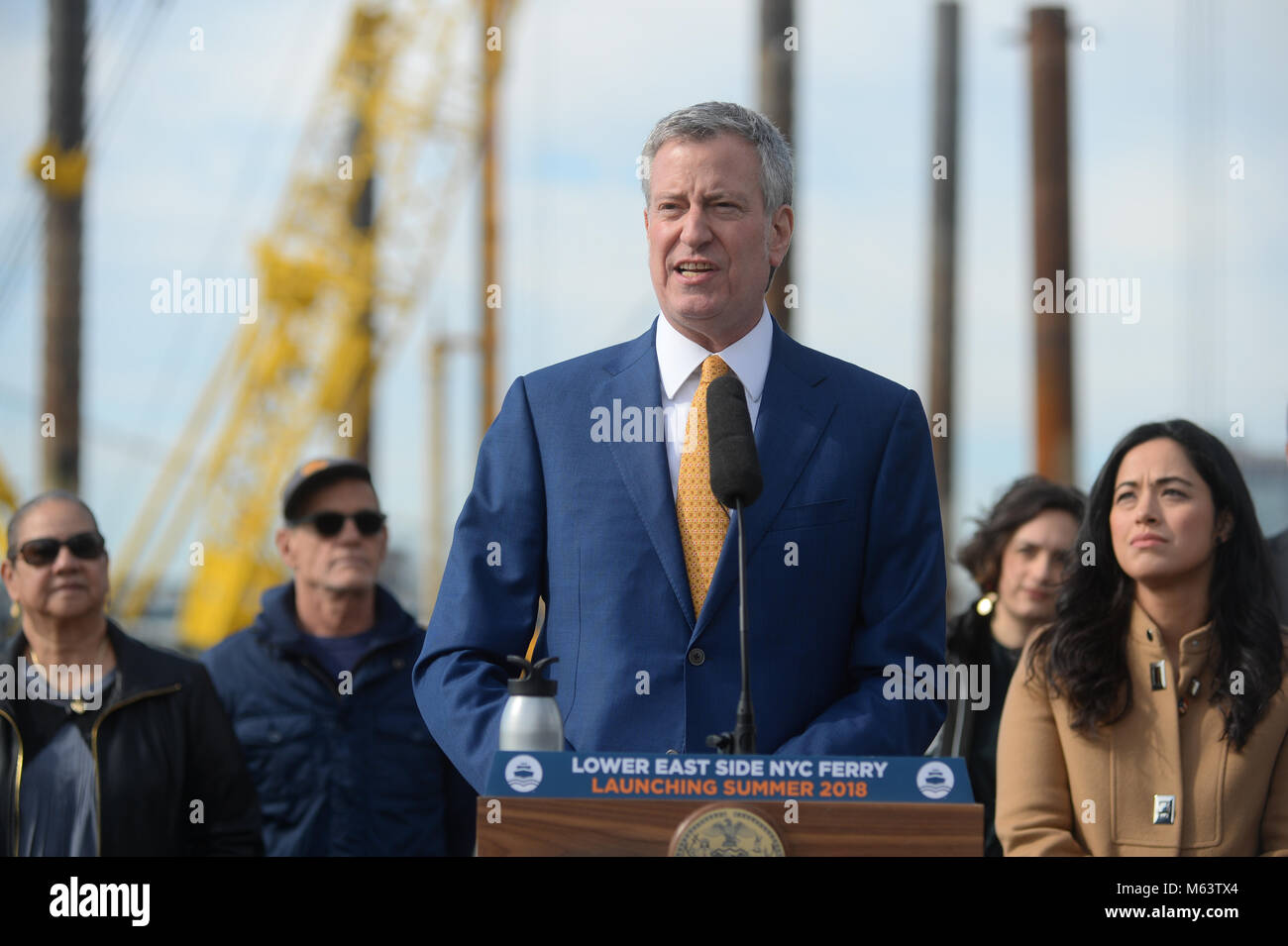 New York, USA. 28 Feb, 2018. Bürgermeister Bill De Blasio und Gemeindeleitern verkünden den Beginn der Bauarbeiten auf der Lower East Side New York City Ferry Landing am 28. Februar in New York 2018. Credit: Erik Pendzich/Alamy leben Nachrichten Stockfoto