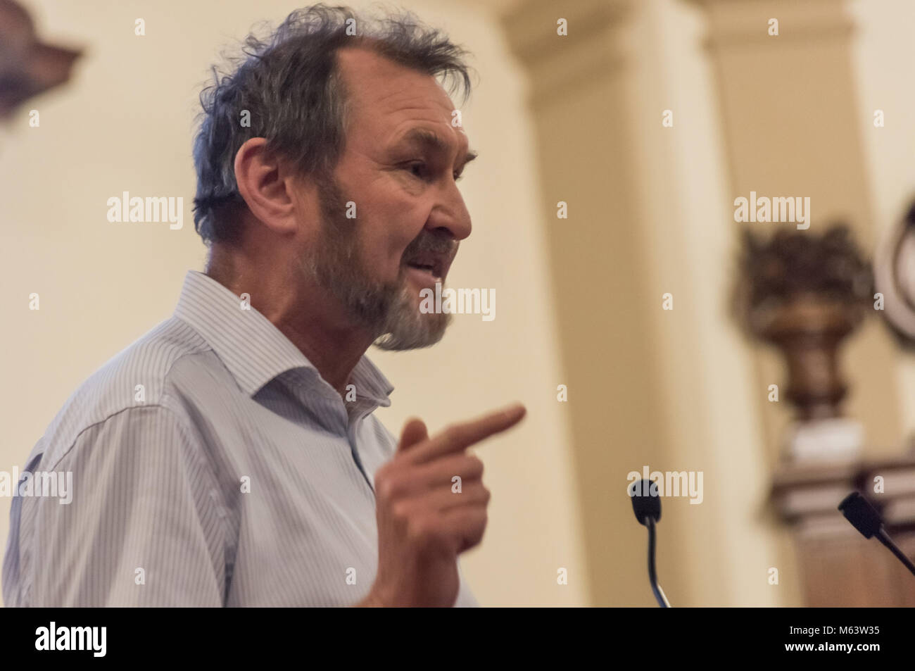 London, Großbritannien. 28. Februar 2018. Kevin Courtney NEU Generalsekretär spricht an der UCU zentrale Halle Rally am Ende des März am fünften Tag von ihren Streik zu erhalten die Hochschulen mit Ihnen über Renten und Zahlen zu sprechen. Studiengebühren sind drastisch angestiegen, aber Universität Lehrer zahlen stagniert hat, mit einer steigenden Menge an die Lehre von den in Teil gemacht wird, oder Null Stunden Verträge. Credit: Peter Marschall/Alamy leben Nachrichten Stockfoto