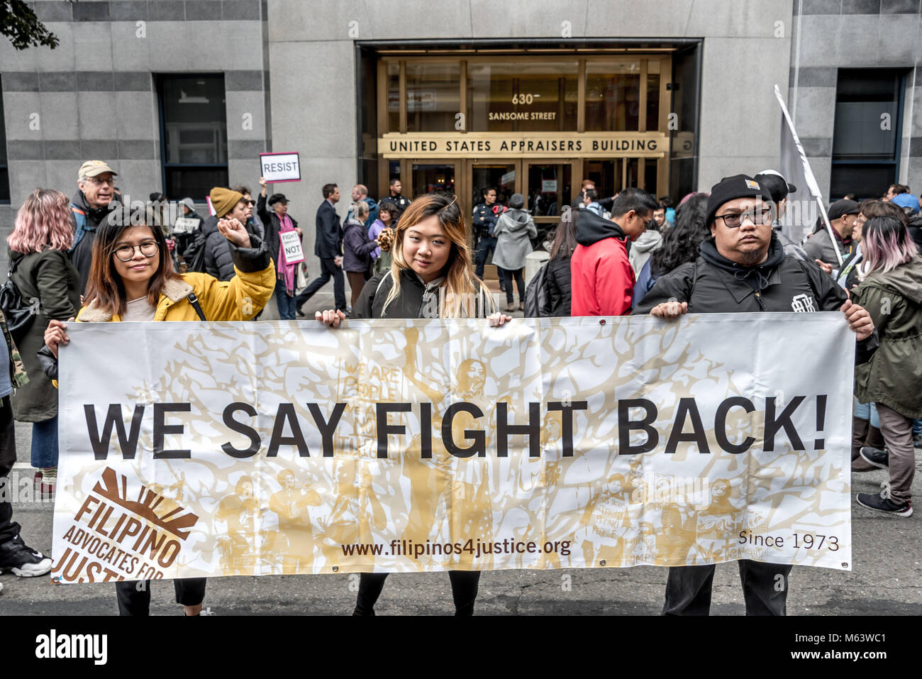 San Francisco, USA. 28. Februar, 2018. Schätzungsweise drei hundert Demonstranten sammeln außerhalb von San Francisco Immigration and Customs Enforcement (ICE) zu den jüngsten Verhaftungen von mindestens 150 Menschen in Eis Operationen in den letzten Tagen in Nordkalifornien durchgeführt protestieren. San Francisco bleibt ein Heiligtum Stadt. Hier Filipino American Demonstranten halten ein Banner lesen "Wir sagen wieder kämpfen!" Shelly Rivoli/Alamy leben Nachrichten Stockfoto