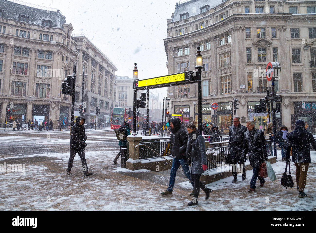 London, Großbritannien. 28 Feb, 2018. UK Wetter: Schnee verursacht schwere frühe Verzögerungen für Millionen von London Pendler, Menschen zu Fuß rund um das Zentrum der Hauptstadt sheilding aus Schnee Credit: Nathaniel Noir/Alamy leben Nachrichten Stockfoto