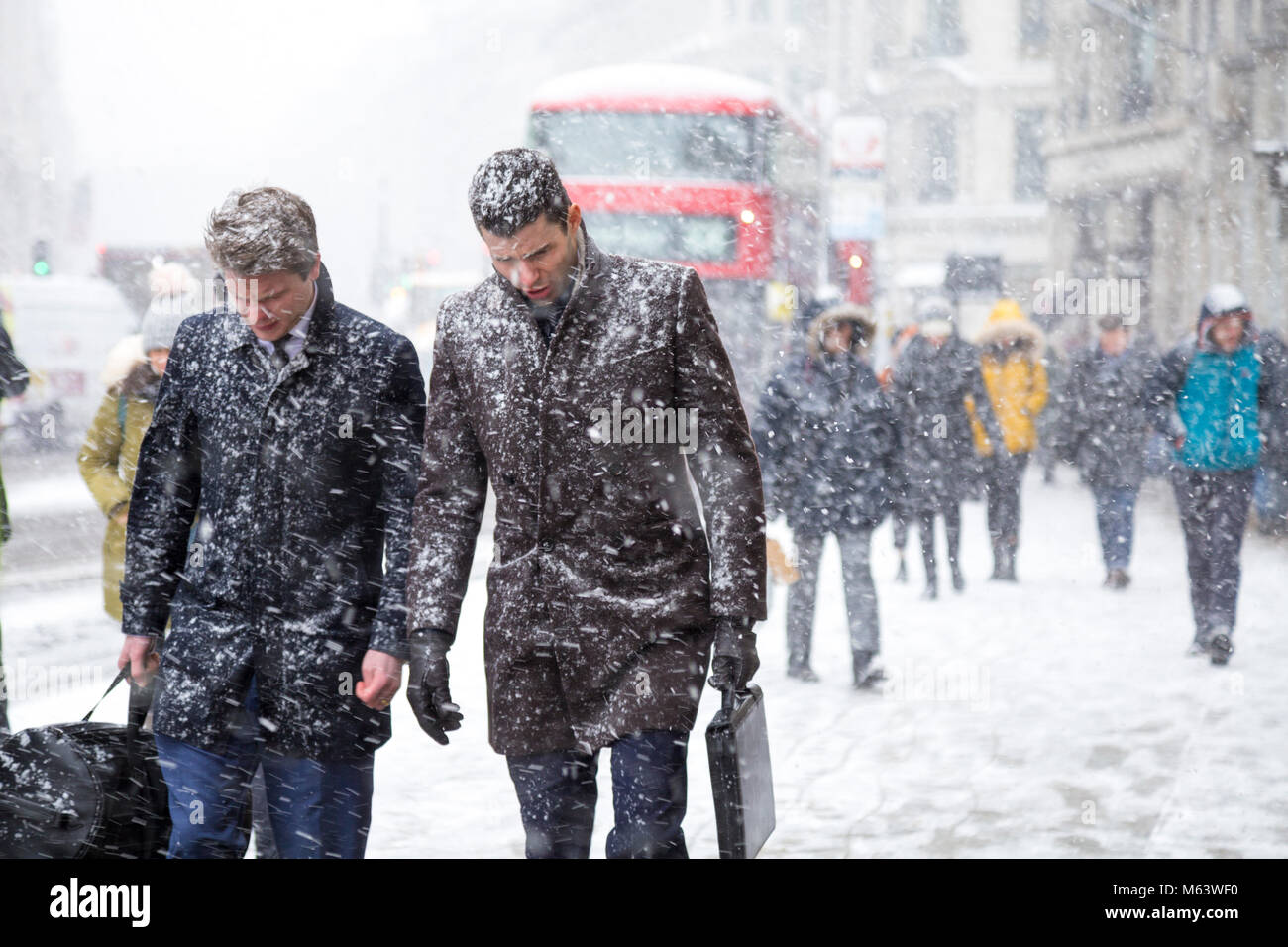 London, Großbritannien. 28 Feb, 2018. UK Wetter: Schnee verursacht schwere frühe Verzögerungen für Millionen von London Pendler, Menschen zu Fuß rund um das Zentrum der Hauptstadt Schirmung aus Schnee Credit: Nathaniel Noir/Alamy leben Nachrichten Stockfoto