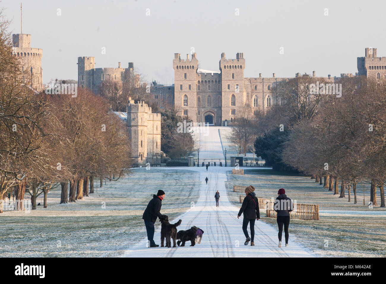 Windsor, Großbritannien. 28. Februar, 2018. UK Wetter: Läufer und Hundebesitzer am frühen Morgen Sonnenschein genießen und frisch gelegte über Nacht Schnee auf dem langen Spaziergang vor Schloss Windsor in Windsor Great Park. Credit: Mark Kerrison/Alamy leben Nachrichten Stockfoto