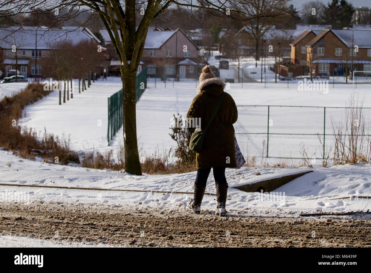 Dundee, Schottland, Großbritannien. Am 28. Februar, 2018. UK Wetter. Die sibirische Tier kommt in den Nordosten Schottlands mit schweren Schnee fällt und stürmischen kalten Winde über Dundee fegen. Frost aus Serbien als "das Tier aus dem Osten' bekannt. Eine weibliche Käufer in den Schnee stapfen während des Gehens zu den lokalen Geschäften in Arldler Dorf.. Credits: Dundee Photographics/Alamy leben Nachrichten Stockfoto