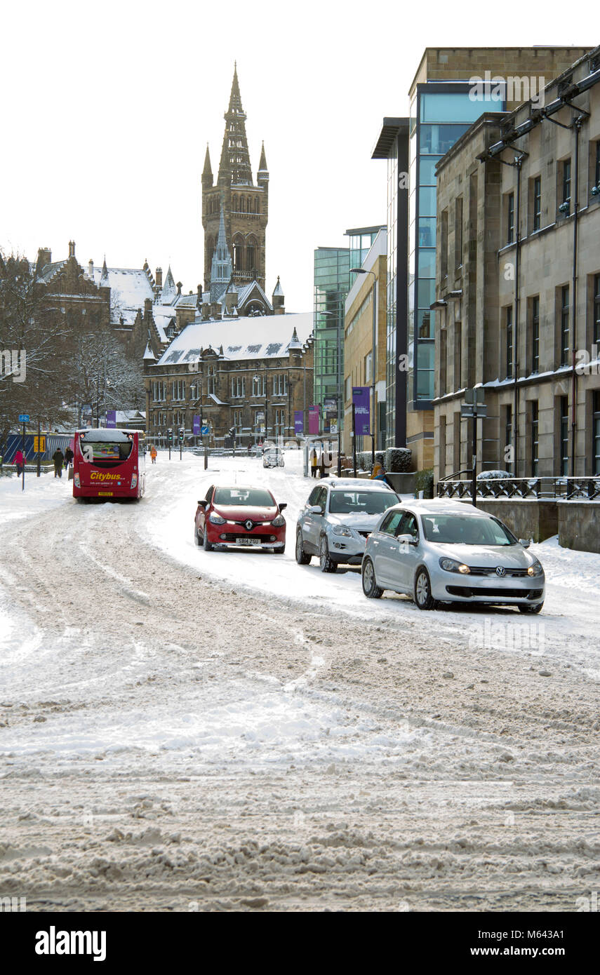 Glasgow, UK. 28 Feb, 2018. UK Wetter: Die Busse sind noch läuft trotz Schnee Straßen im Herzen des West End von Glasgow. Quelle: John Bennie/Alamy leben Nachrichten Stockfoto