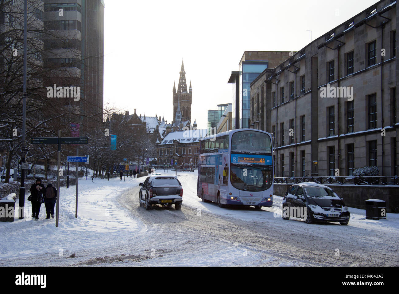 Glasgow, UK. 28 Feb, 2018. UK Wetter: Verkehr auf der University Avenue, Glasgow während einer kurzen Ruhepause in den Schneesturm schlagen der UK Credit: John Bennie/Alamy leben Nachrichten Stockfoto