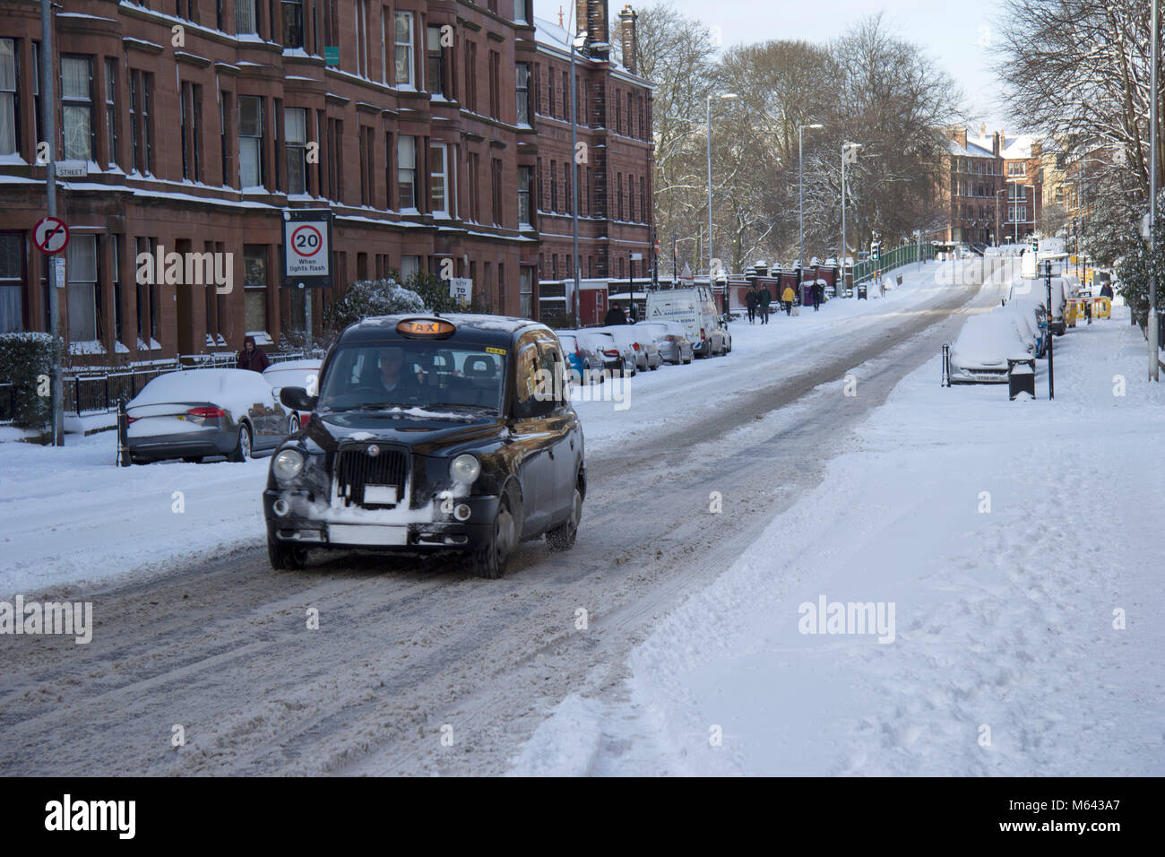 Glasgow, UK. 28 Feb, 2018. UK Wetter: Taxifahrer noch am Arbeiten im West End von Glasgow, während einer Flaute in der schneestürme schlagen der UK. Quelle: John Bennie/Alamy leben Nachrichten Stockfoto