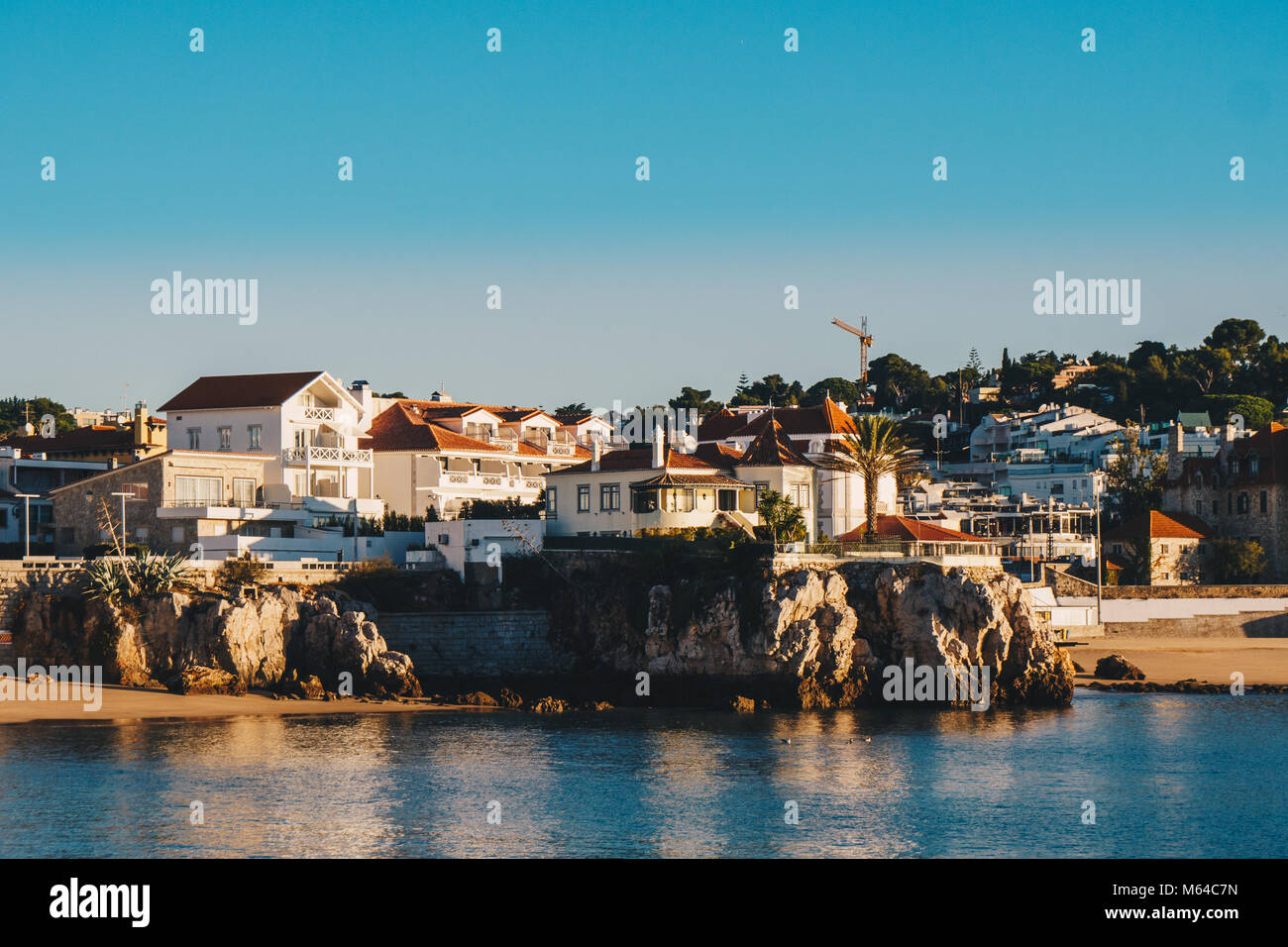Cascais promenade Meerblick bei Sonnenaufgang am Morgen. Cascais Reiseziel in Lissabon, Portugal Stockfoto Cascais promenade Meerblick bei Sonnenaufgang am Morgen. Cascais Reiseziel in Lissabon, Portugal Stockfoto