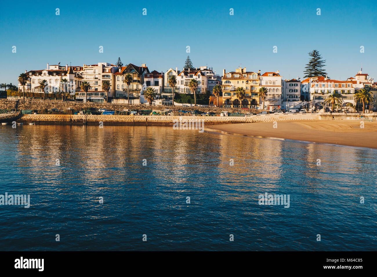 Blick auf das Meer und den Strand von Cascais in Cascais, Lissabon, Portugal Stockfoto Blick auf das Meer und den Strand von Cascais in Cascais, Lissabon, Portugal Stockfoto