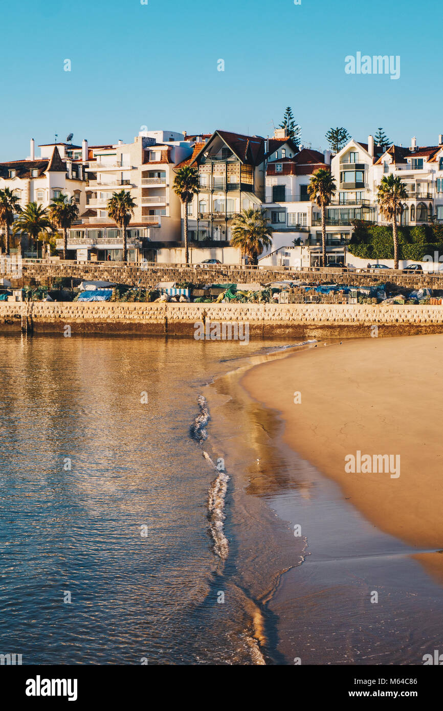Blick auf das Meer und den Strand von Cascais in Cascais, Lissabon, Portugal Stockfoto Blick auf das Meer und den Strand von Cascais in Cascais, Lissabon, Portugal Stockfoto