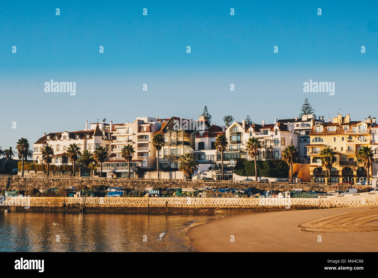 Blick auf das Meer und den Strand von Cascais in Cascais, Lissabon, Portugal Stockfoto Blick auf das Meer und den Strand von Cascais in Cascais, Lissabon, Portugal Stockfoto