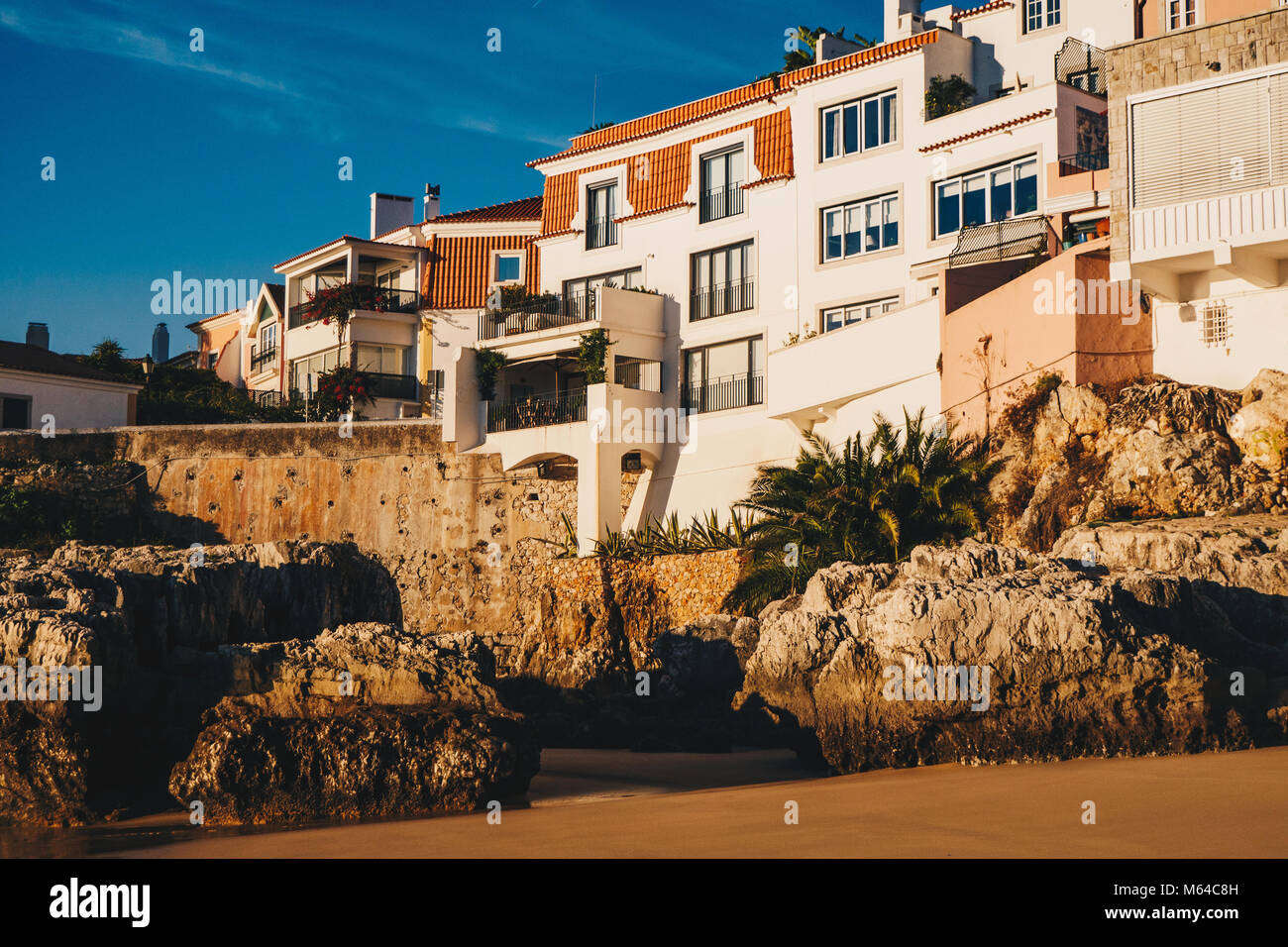 Stadt Cascais in Portugal als vom Sand Strand gesehen Stockfoto Stadt Cascais in Portugal als vom Sand Strand gesehen Stockfoto