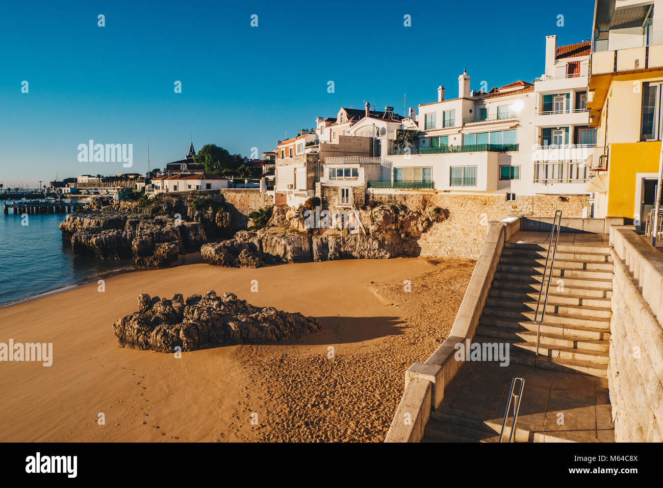 Morgen am Strand in Cascais, Portugal Stockfoto Morgen am Strand in Cascais, Portugal Stockfoto