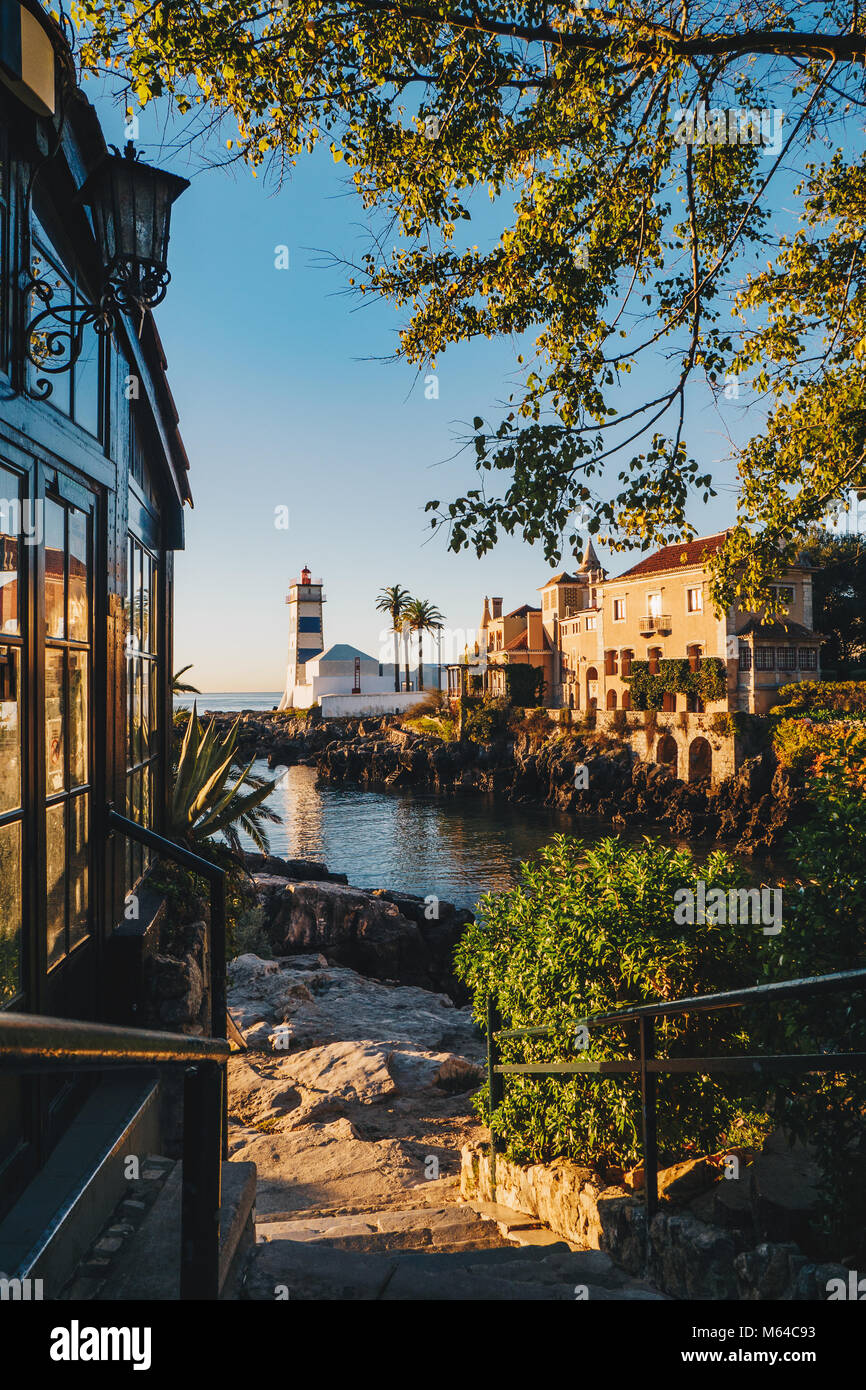 Morgen in Cascais, Portugal mit der berühmten Santa Marta Leuchtturm und Museen sichtbar Stockfoto Morgen in Cascais, Portugal mit der berühmten Santa Marta Leuchtturm und Museen sichtbar Stockfoto