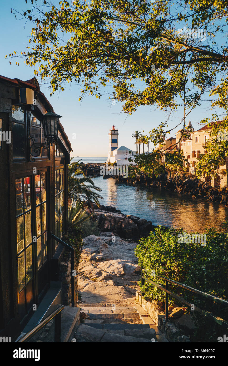 Morgen in Cascais, Portugal mit der berühmten Santa Marta Leuchtturm und Museen sichtbar Stockfoto Morgen in Cascais, Portugal mit der berühmten Santa Marta Leuchtturm und Museen sichtbar Stockfoto