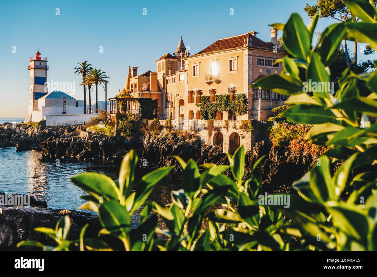 Morgen in Cascais, Portugal mit der berühmten Santa Marta Leuchtturm und Museen sichtbar Stockfoto Morgen in Cascais, Portugal mit der berühmten Santa Marta Leuchtturm und Museen sichtbar Stockfoto