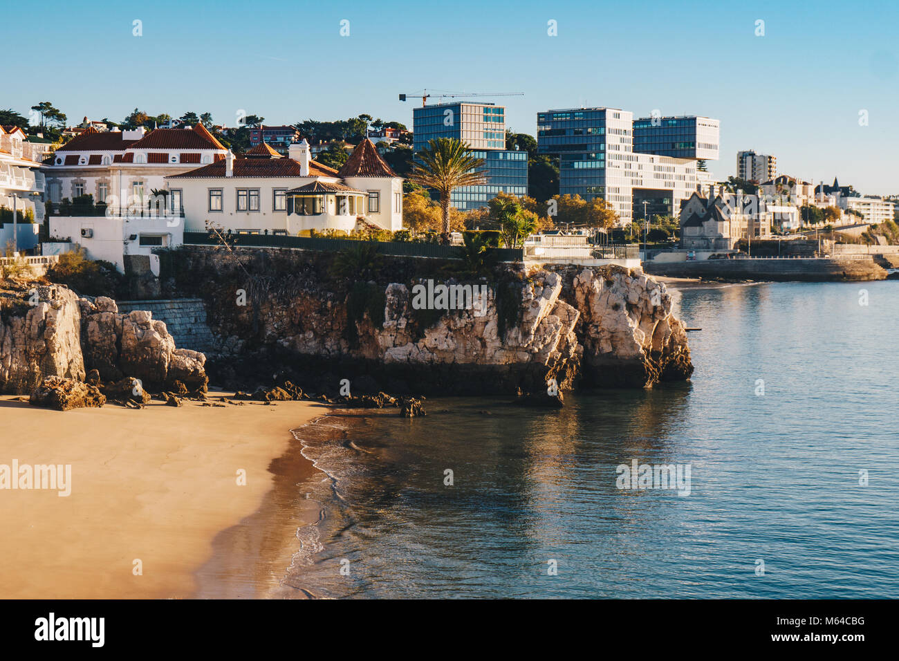 Strand von Cascais in Portugal, berühmte touristische Destination in der Nähe von Lissabon Stockfoto Strand von Cascais in Portugal, berühmte touristische Destination in der Nähe von Lissabon Stockfoto