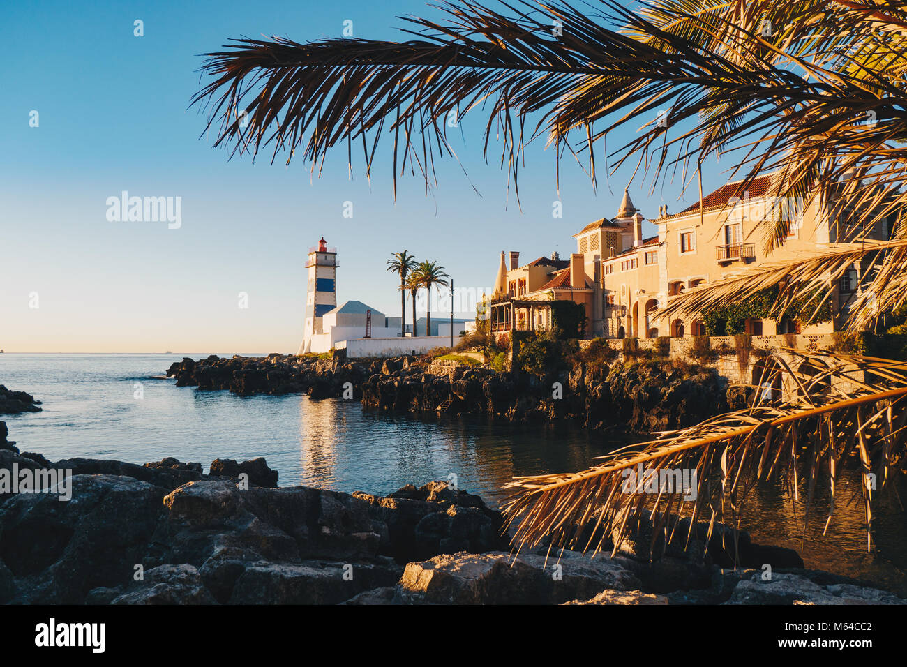 Morgen in Cascais, Portugal mit der berühmten Santa Marta Leuchtturm und Museen sichtbar Stockfoto Morgen in Cascais, Portugal mit der berühmten Santa Marta Leuchtturm und Museen sichtbar Stockfoto