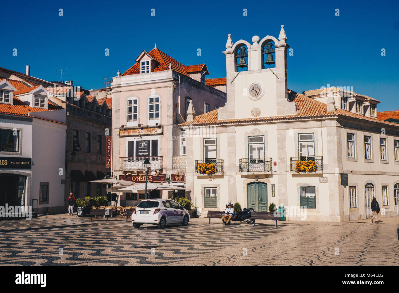 Cascais, Portugal, November 2017: Cascais Stadtmitte mit Touristen zu Fuß durch. Berühmte Ziel in der Nähe von Lissabon Stockfoto Cascais, Portugal, November 2017: Cascais Stadtmitte mit Touristen zu Fuß durch. Berühmte Ziel in der Nähe von Lissabon Stockfoto