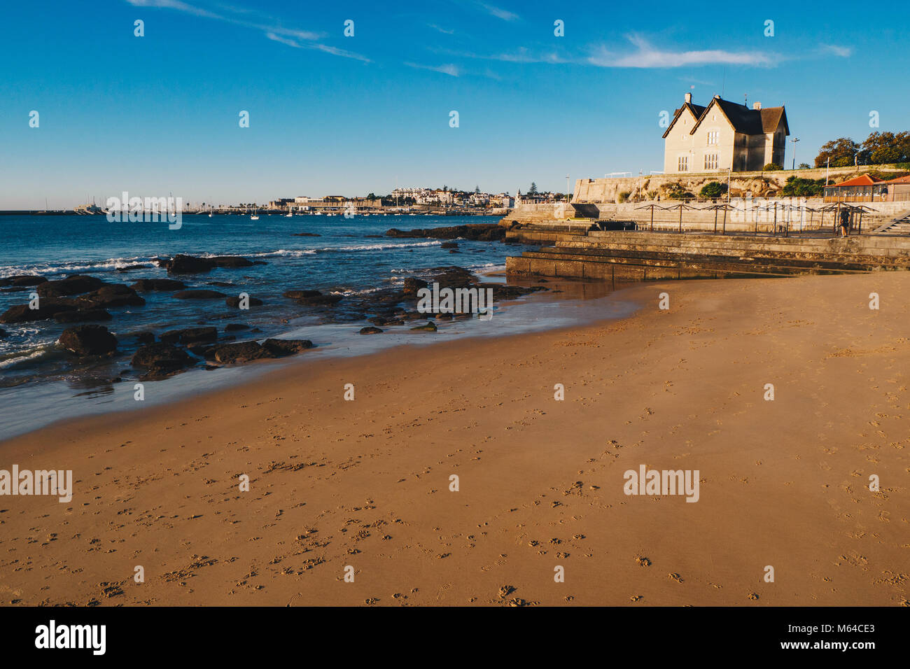 Der berühmte Sandstrand von Cascais, Portugal, am Morgen Stockfoto Der berühmte Sandstrand von Cascais, Portugal, am Morgen Stockfoto