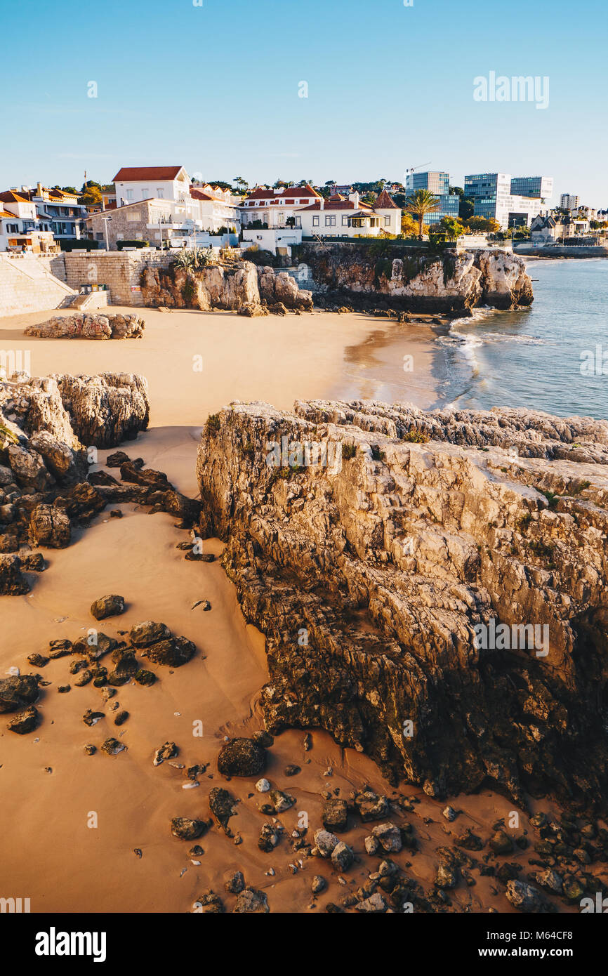 Cascais felsigen Strand in Portugal, Reiseziel und beliebten Tagesausflug von Lissabon Stockfoto Cascais felsigen Strand in Portugal, Reiseziel und beliebten Tagesausflug von Lissabon Stockfoto