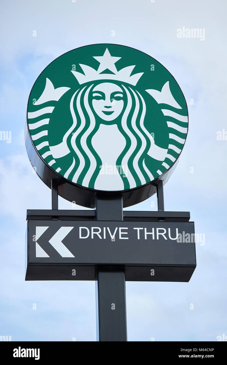 Große starbucks Logo auf Drive Thru Zeichen in Großbritannien Stockfoto