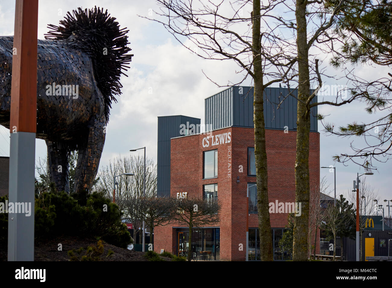 Aslan lion Skulptur Ostseite Besucherzentrum und cs lewis Square in connswater in Ost Belfast Nordirland Stockfoto