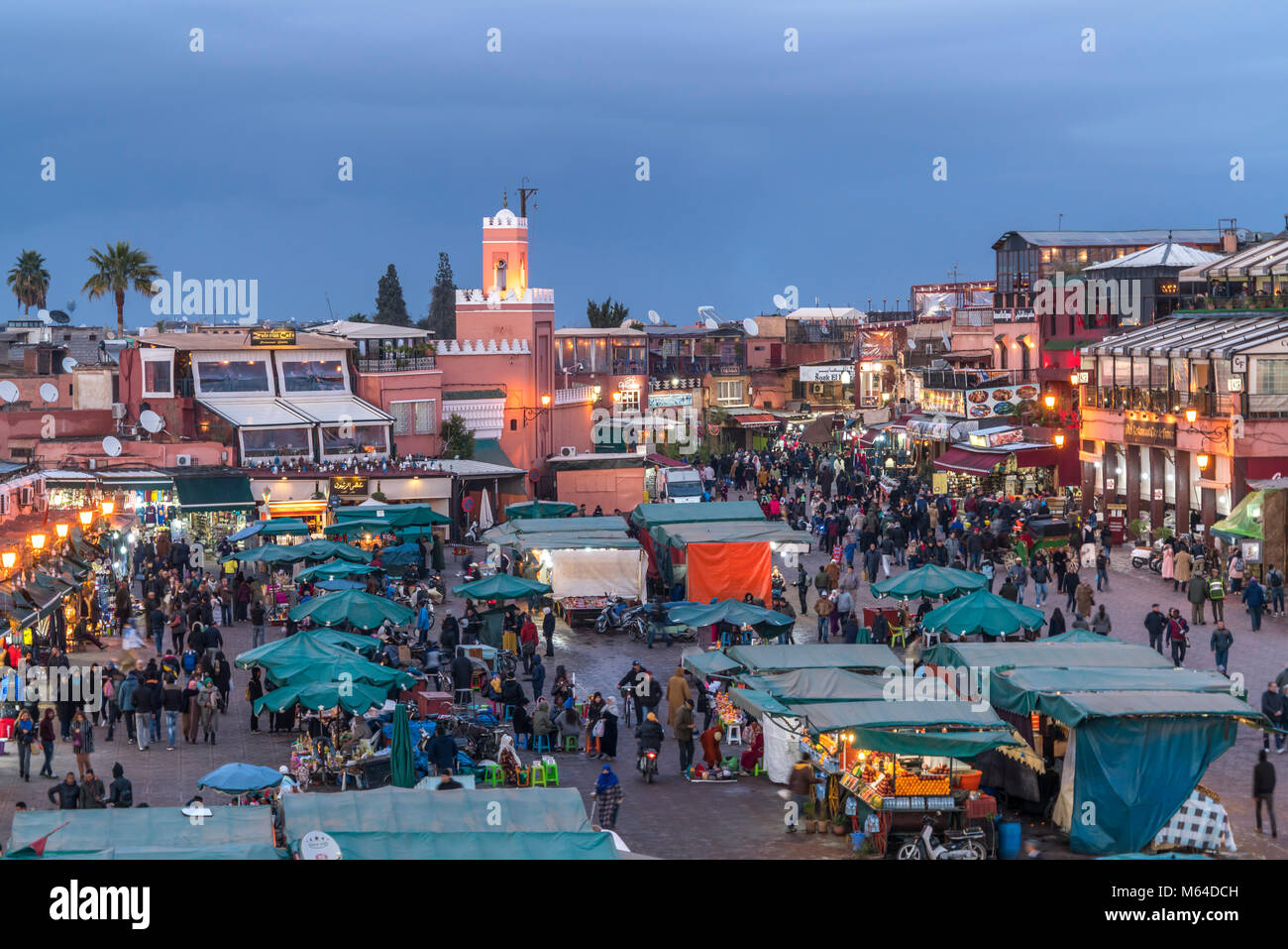 Marktplatz Djemaa el Fna in der Abenddämmerung, Marrakesch, Königreich Marokko, Afrika | Jemaa el-Fnaa Platz in der Dämmerung, Marrakesch, Königreich Marokko, Stockfoto