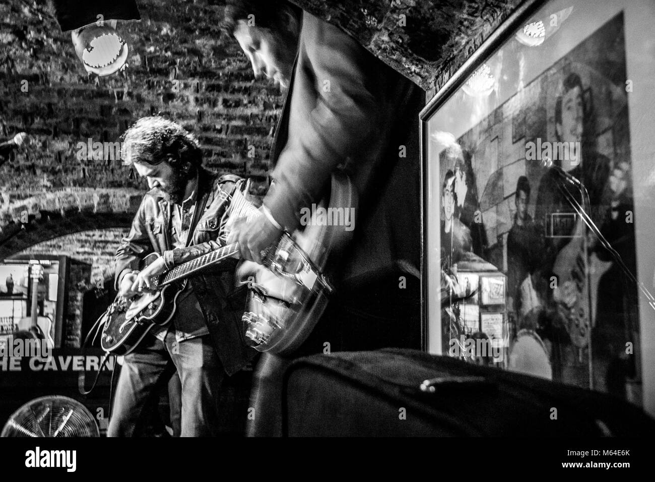 Gitarristen, die im Cavern Club in Liverpool Großbritannien Stockfoto