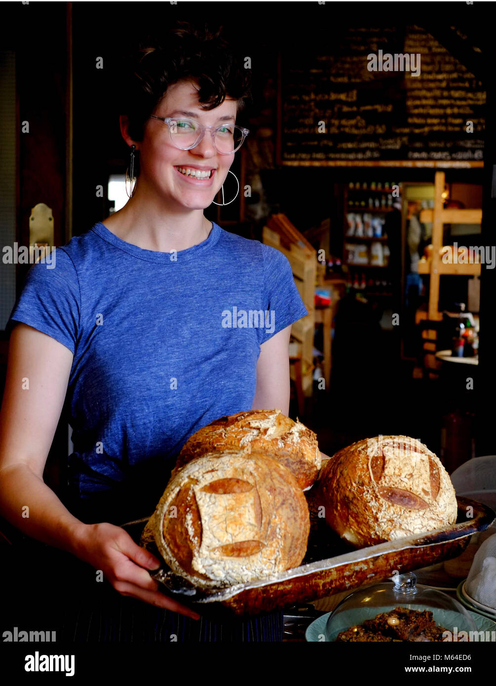 Brot frisch aus dem Ofen an Wrights Emporium, Llanarthne, Carmarthenshire, Wales Stockfoto