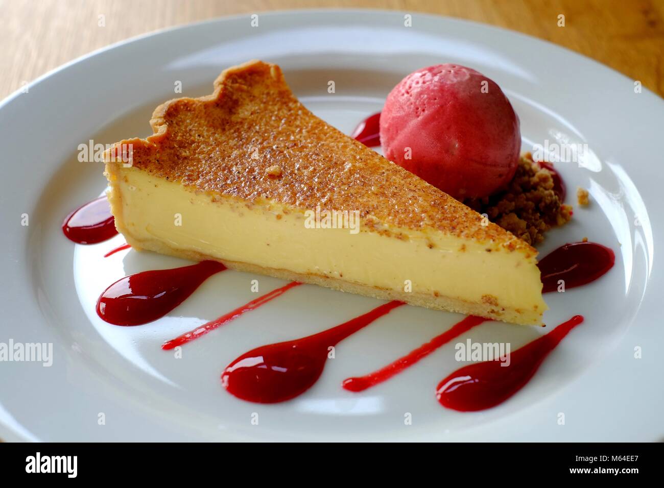 Gebackenes ei Vanillepudding Torte mit Himbeeren welligkeit Eis, Y Polyn Gaststätte, Capel Dewi, Carmarthenshire, Wales Stockfoto