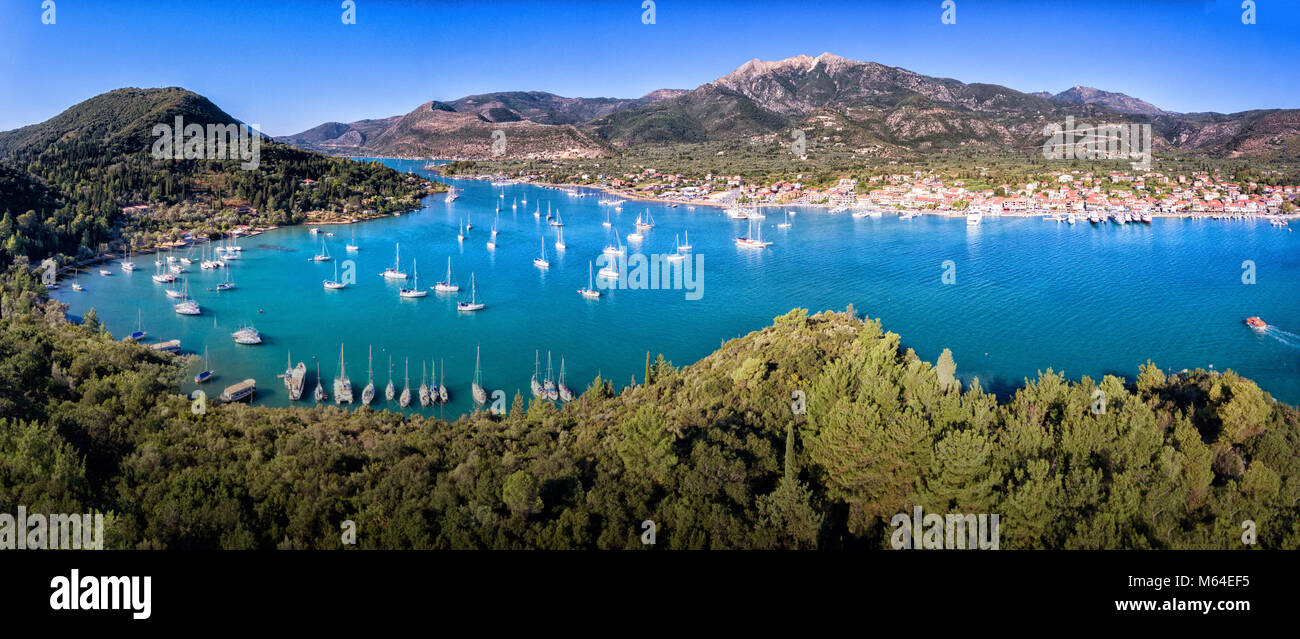 (Nidri Nidri) Bay panorama Lefkada Griechenland mit Yachten und dem klaren, blauen Wasser im Sommer Stockfoto