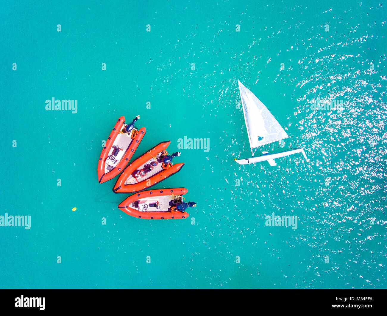 Yachten und resque Speed Boote geankert in klaren, blauen Meer Stockfoto