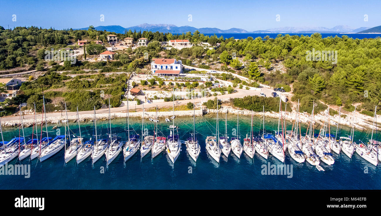 Yachten in der Bucht geankert an Fiskardo Kefalonia, Griechenland Stockfoto
