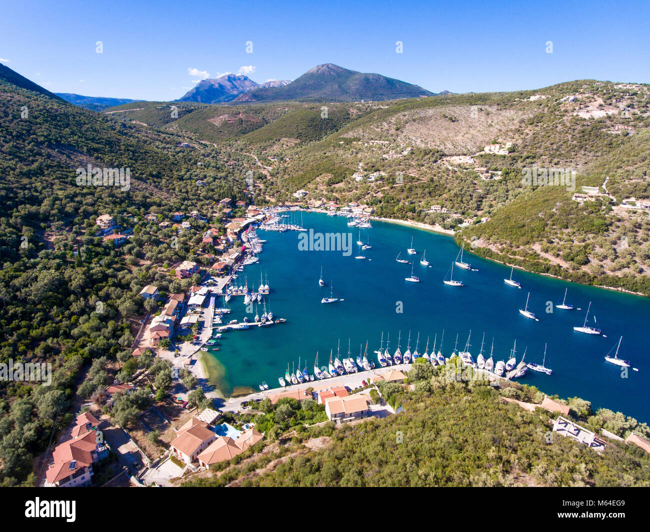 Sivota Panorama in Lefkada Griechenland mit Yachten im Hafen Stockfoto