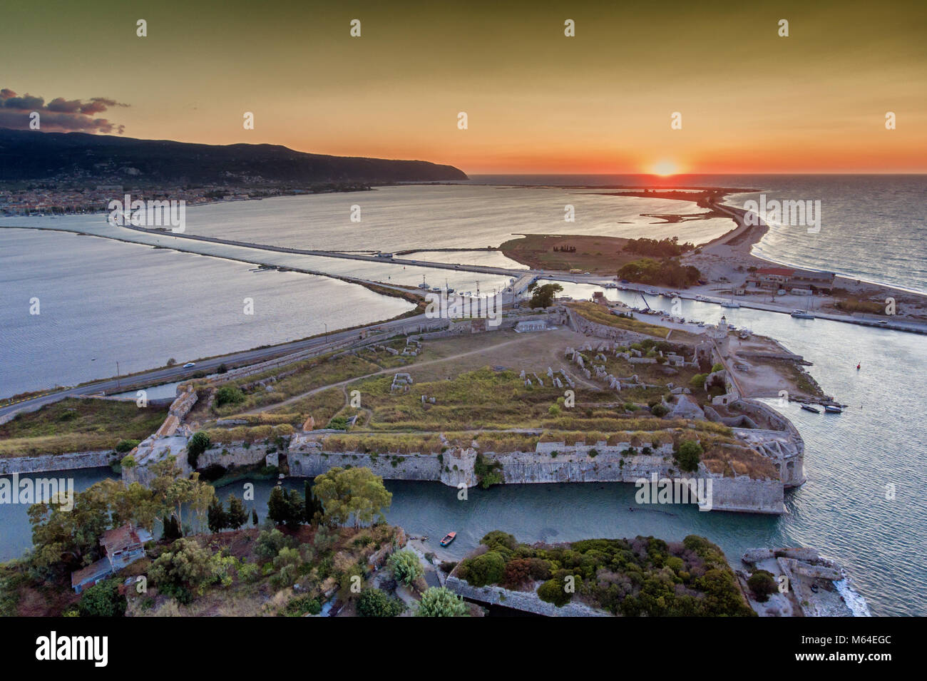 Sonnenuntergang in Lefkada über Santa Maura Schloss in Griechenland Luftaufnahme Stockfoto