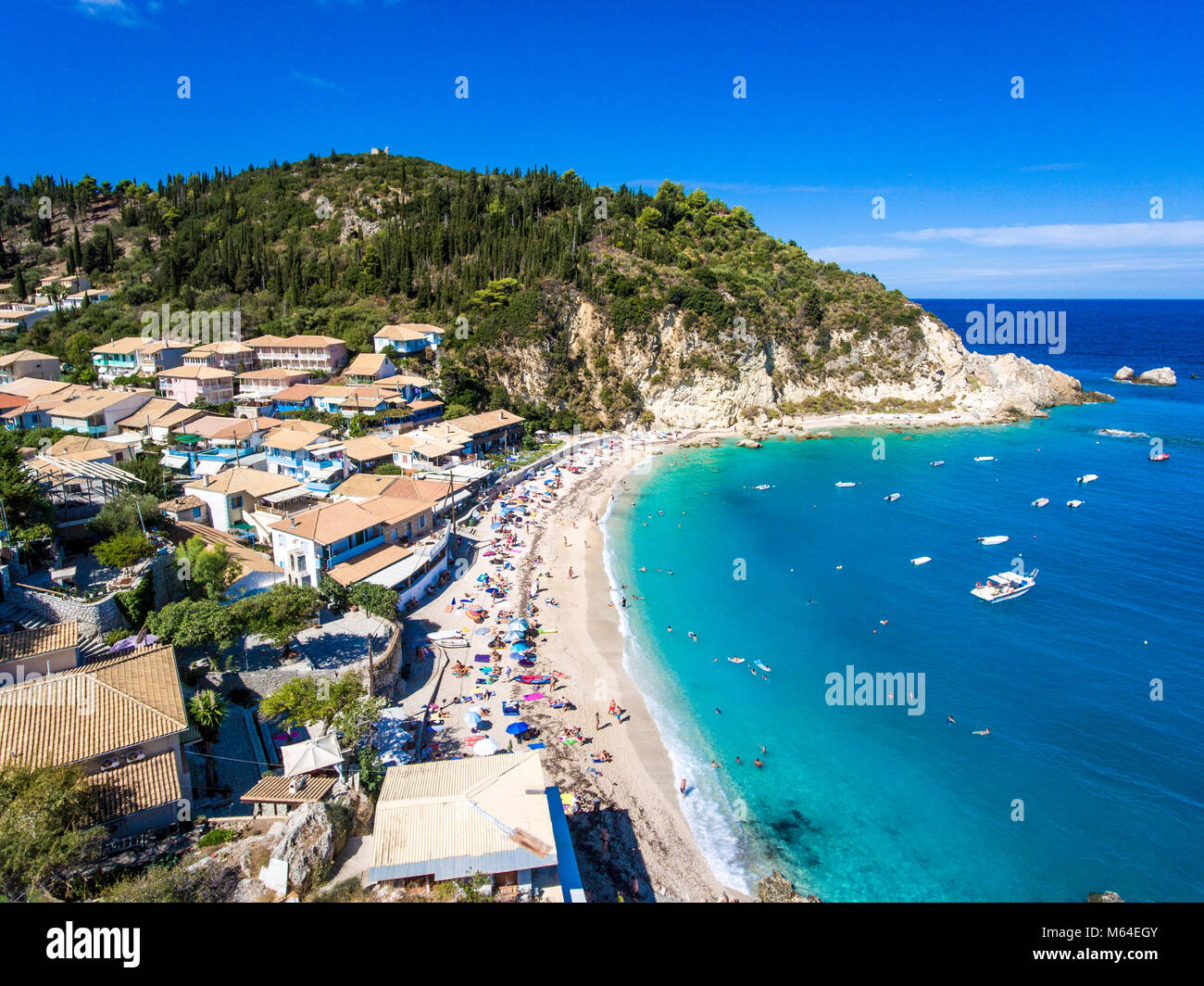 Lefkada Strand Agios Nikitas mit Touristen auf dem Sandstrand und das klare blaue Wasser im Sommer Stockfoto