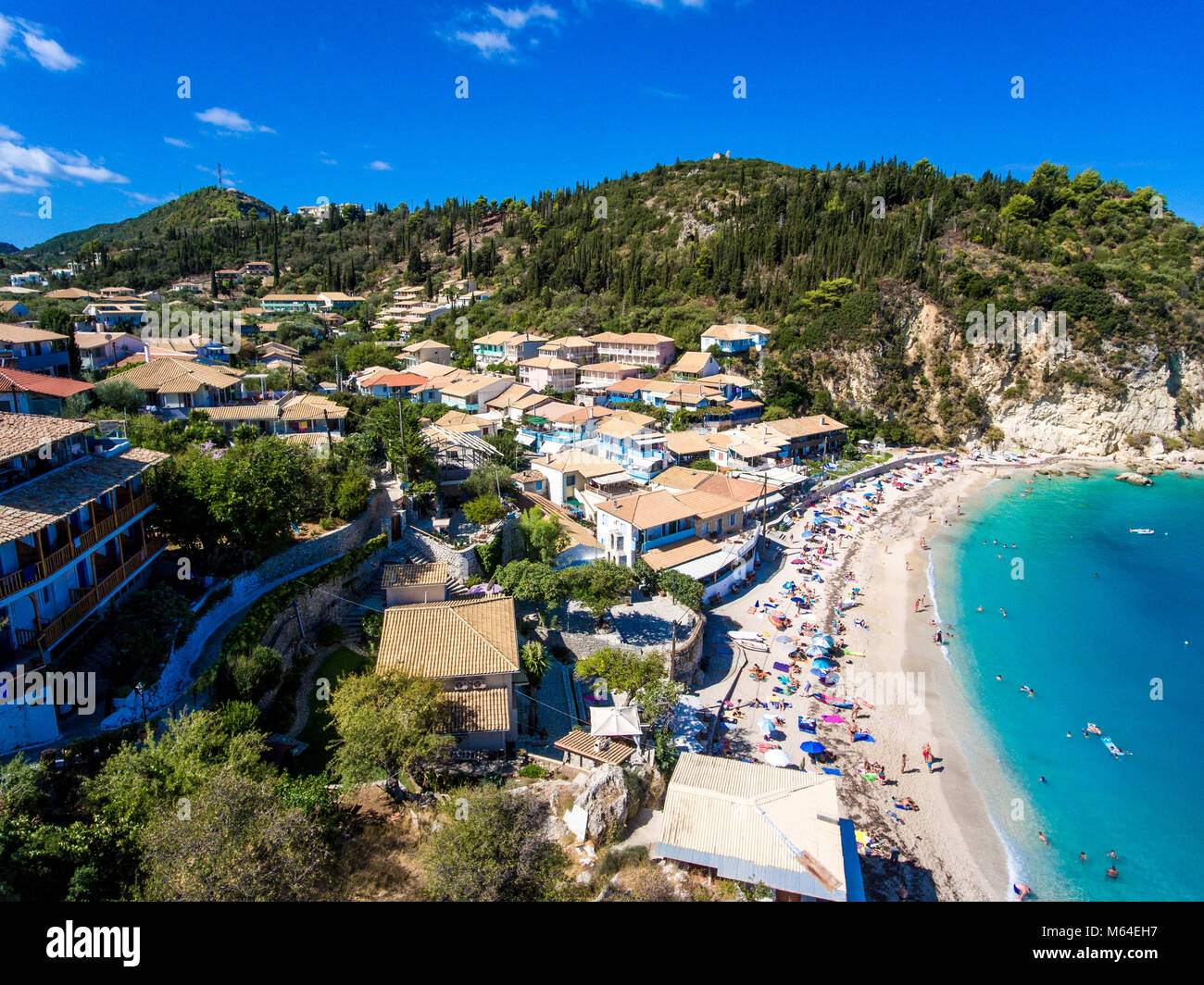Strand Agios Nikitas in Lefkada Insel, Griechenland panorama Luftbild Stockfoto