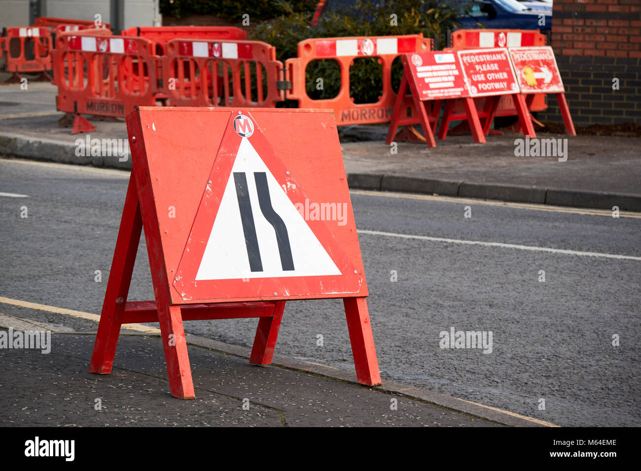 Straße verengt temporäre Baustellen Schild an der Seite der Straße in Großbritannien Stockfoto