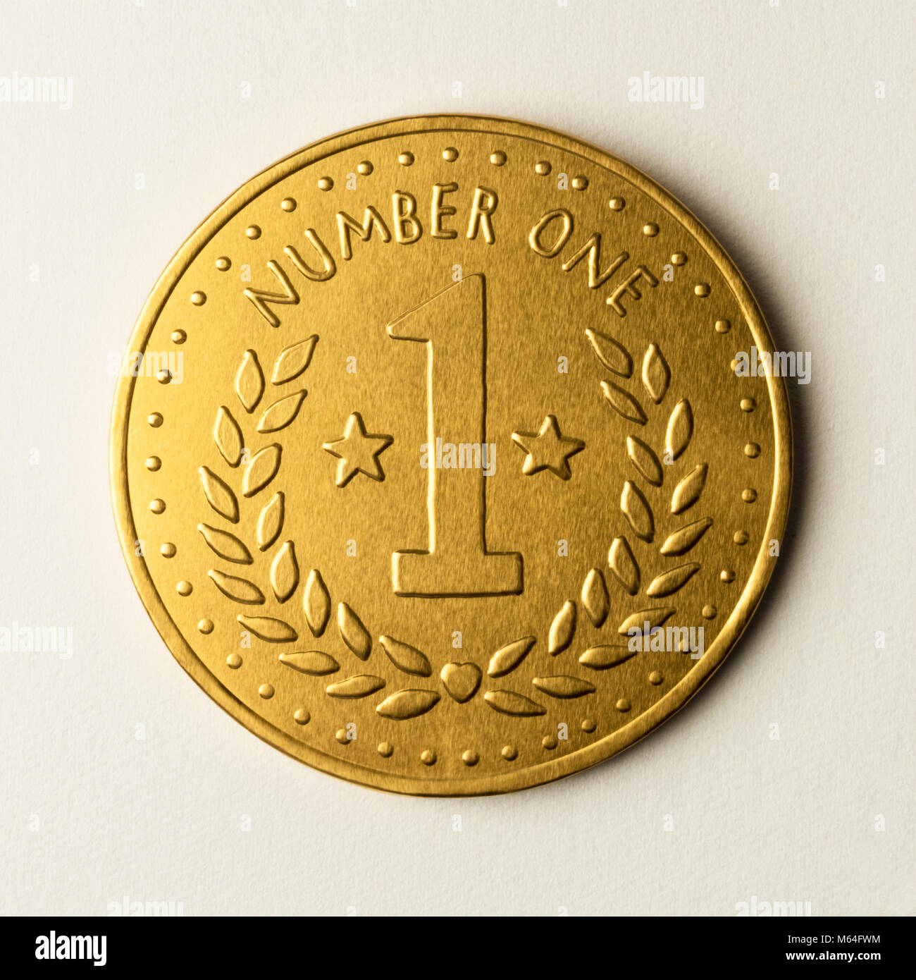 Gold Nummer eins Medaille Münze, Metall Schokolade Währung, für die erste Klasse, Freund, Familie, Mutter, Vater, Schwester, Bruder, Partner, Ehepartner Sieger Stockfoto