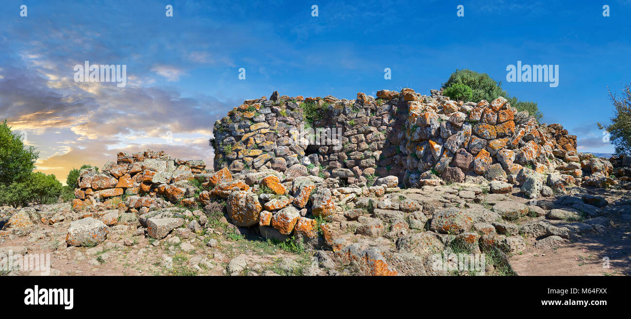 Bild und Bild der prähistorischen magalith Ruinen Nuraghe Arrubiu (Rot Nuraghe), archäologische Stätte, Bronzezeit (14. bis 9. Jahrhundert v. Chr.). Die Nura Stockfoto