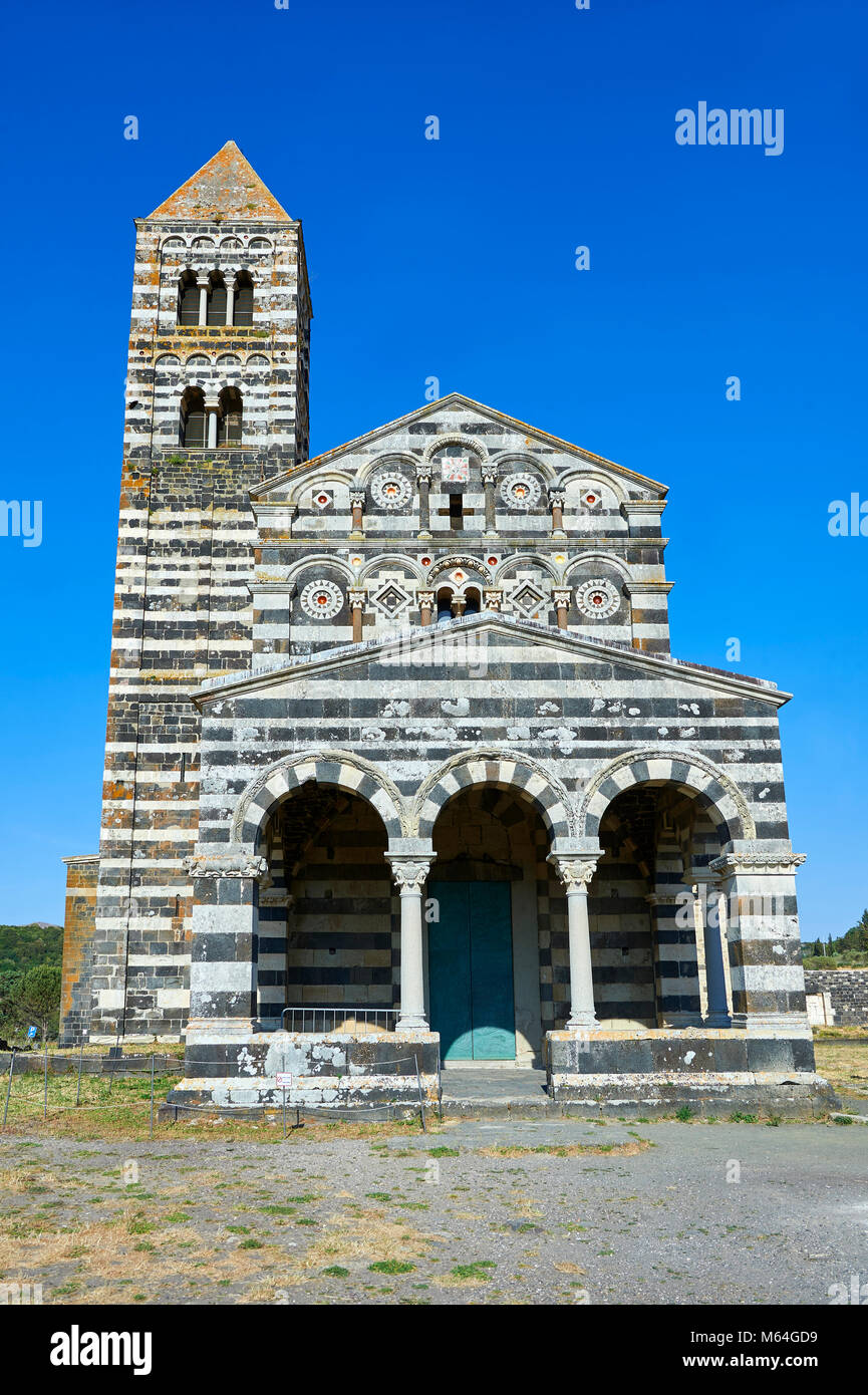 Bild und Bild von der Außenseite des Toskanischen Stil Pisaner romanischen Basilika Santissima Trinità di Saccargia, geweiht 1116, Codrongianos, Sa Stockfoto