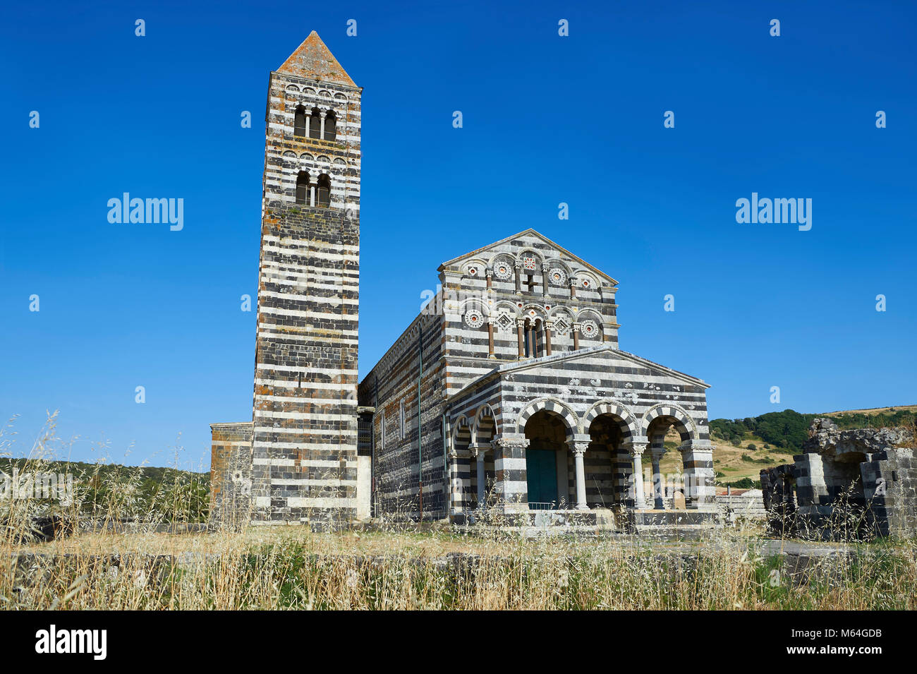 Bild und Bild von der Außenseite des Toskanischen Stil Pisaner romanischen Basilika Santissima Trinità di Saccargia, geweiht 1116, Codrongianos, Sa Stockfoto