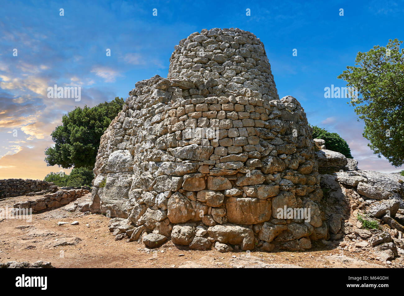 Bild und Bild der prähistorischen magalith Ruinen der Multi überragte Nuraghen Serbissi, archäologische Stätte, Bronzezeit (14. - 10. Jahrhundert v. Chr.). Nu Stockfoto