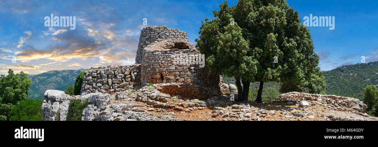 Bild und Bild der prähistorischen magalith Ruinen der Multi überragte Nuraghen Serbissi, archäologische Stätte, Bronzezeit (14. - 10. Jahrhundert v. Chr.). Nu Stockfoto