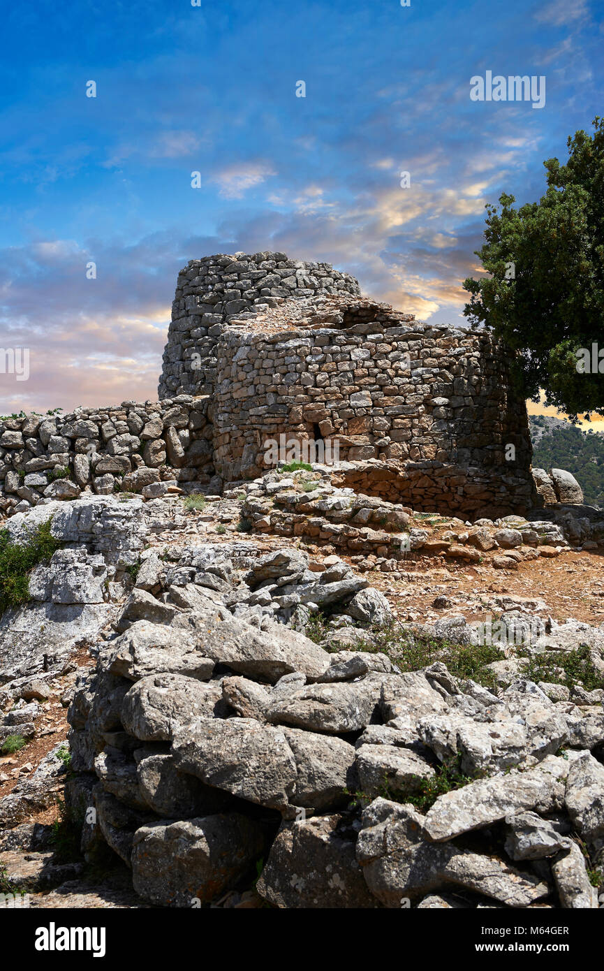 Bild und Bild der prähistorischen magalith Ruinen der Multi überragte Nuraghen Serbissi, archäologische Stätte, Bronzezeit (14. - 10. Jahrhundert v. Chr.). Nu Stockfoto