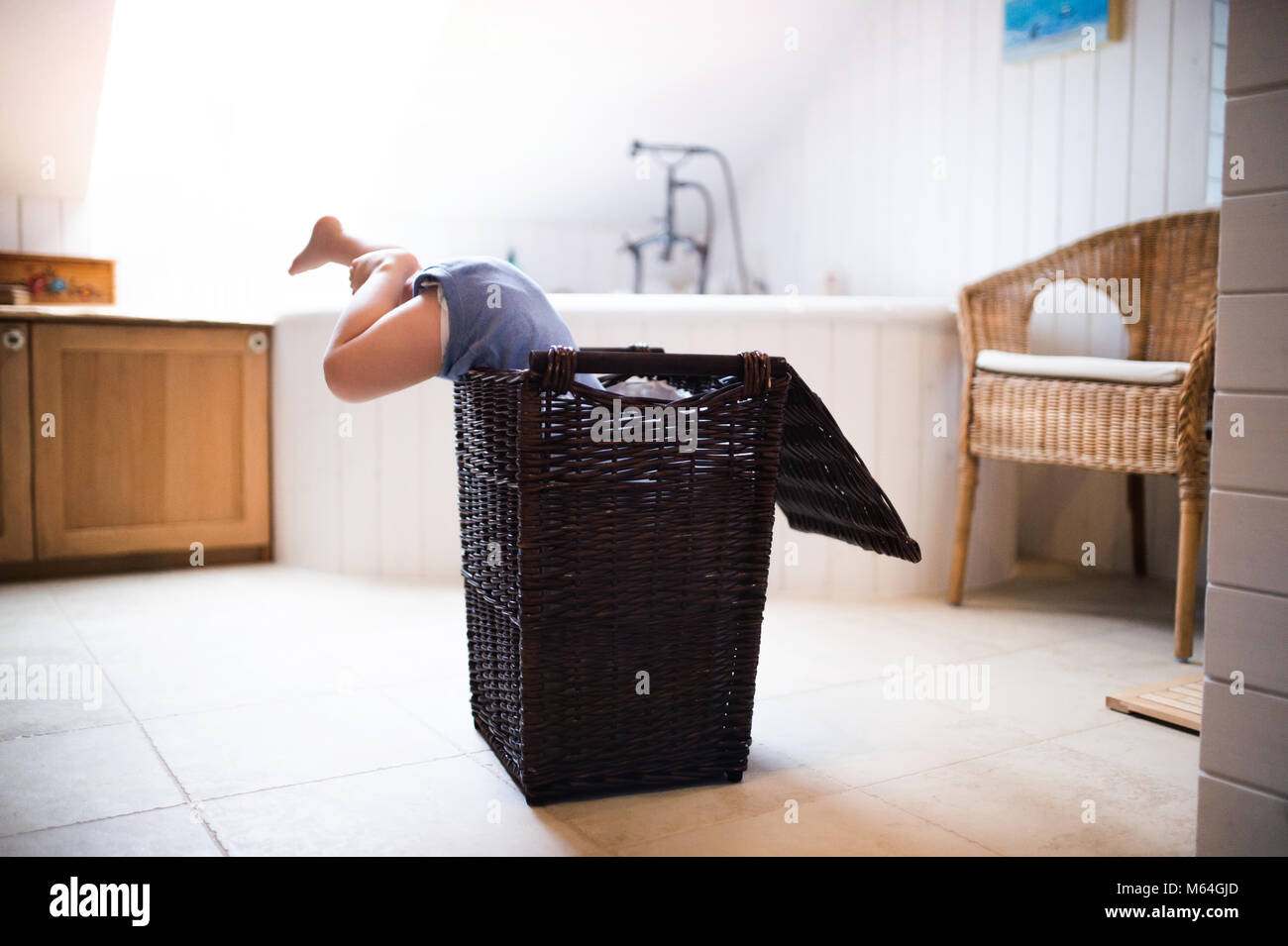 Kleinkind Junge in einer gefährlichen Situation im Bad. Stockfoto