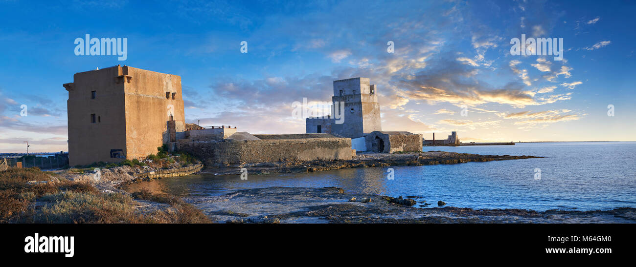 Fotos und Bilder von der Torre San Teodoro (St. Teodoro Turm) defensive Festung am Eingang der Saline della Laguna Salinen, Isole de Stockfoto